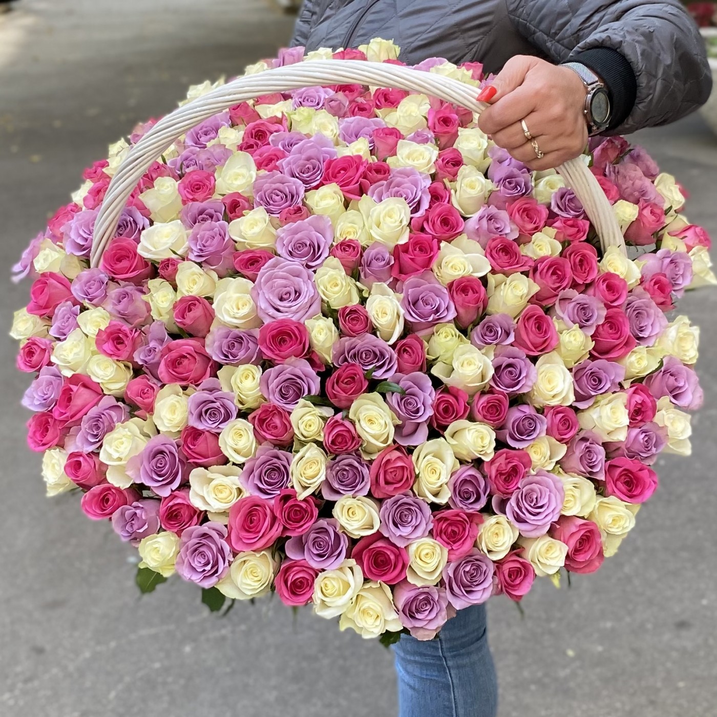 301 роза Нежный МИКС в корзине