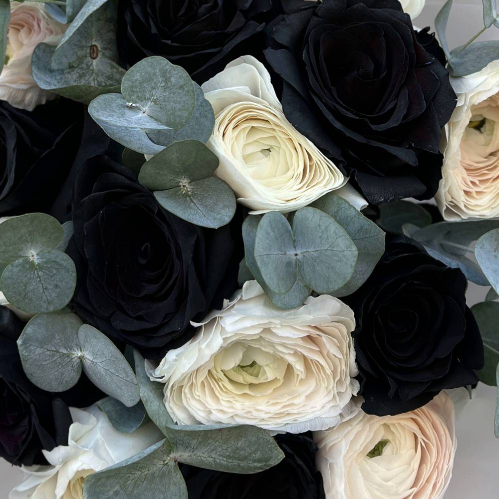Черные розы с ранункулюсами
