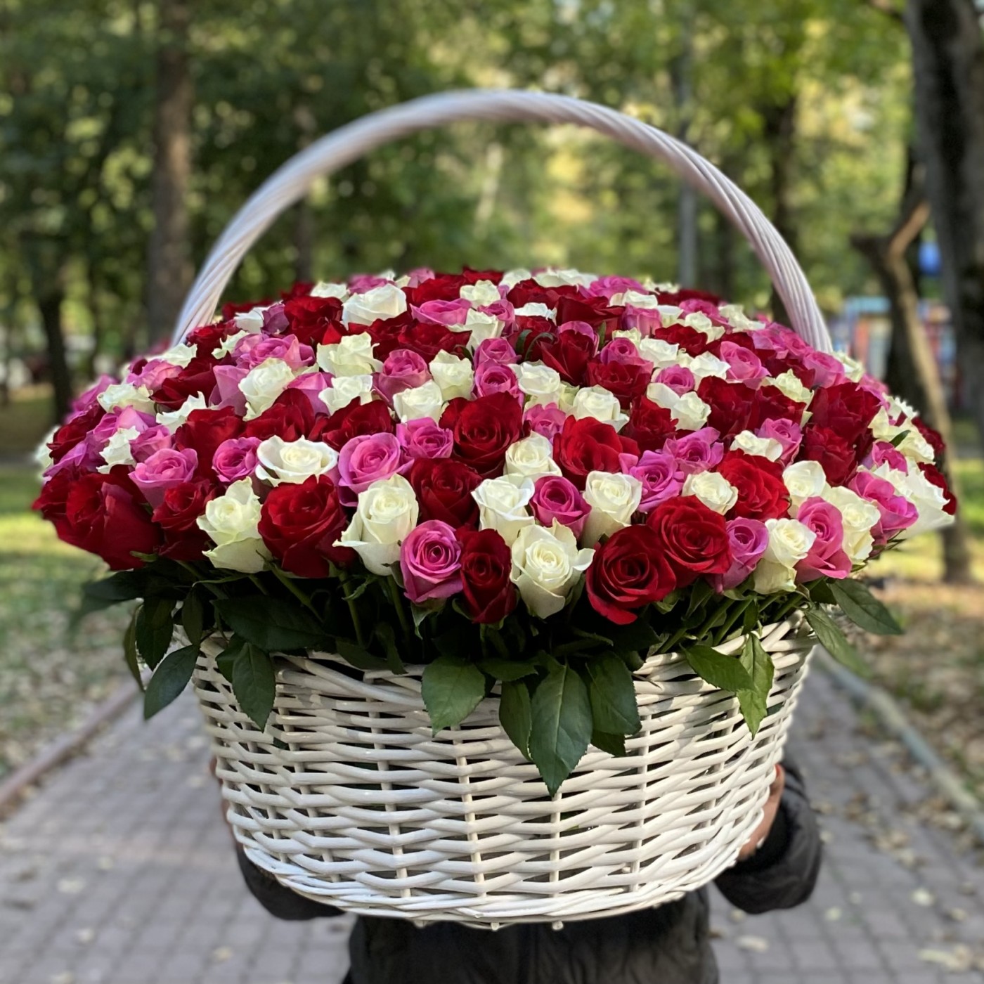 301 роза МИКС в корзине