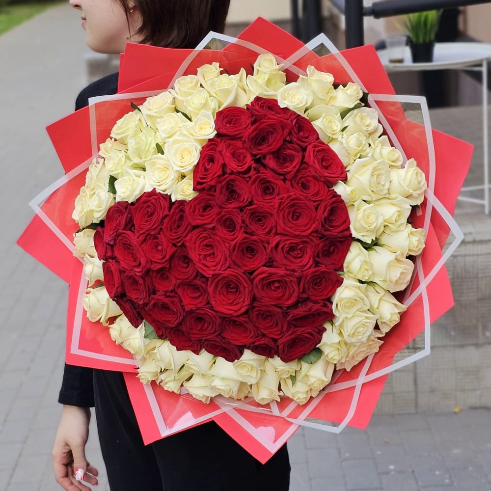 Сердце из 101 розы в оформлении