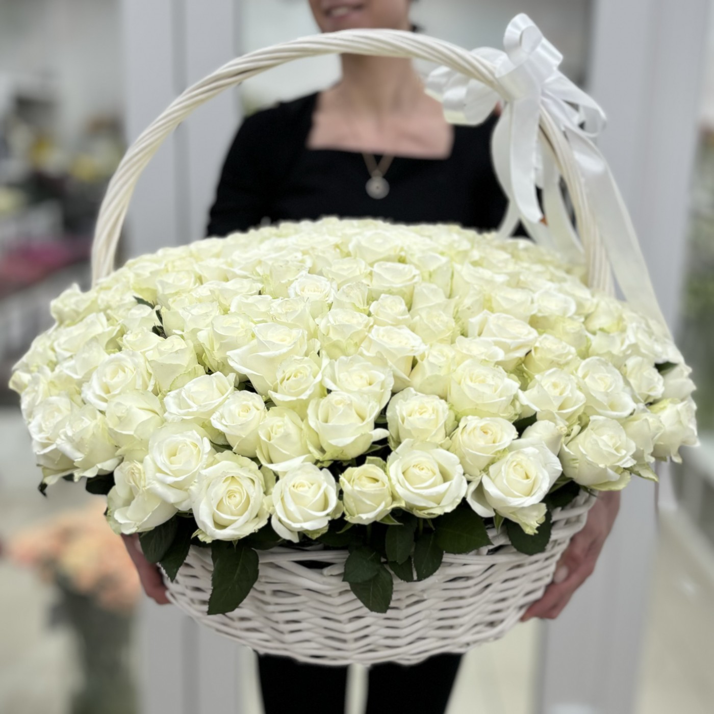 Корзина из 201 белой розы