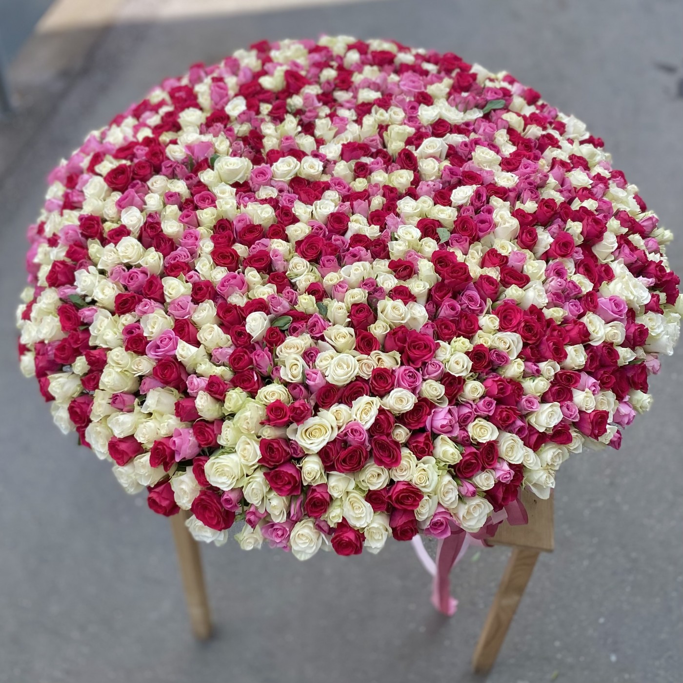 Шикарная, большая корзина из 1001 розы.