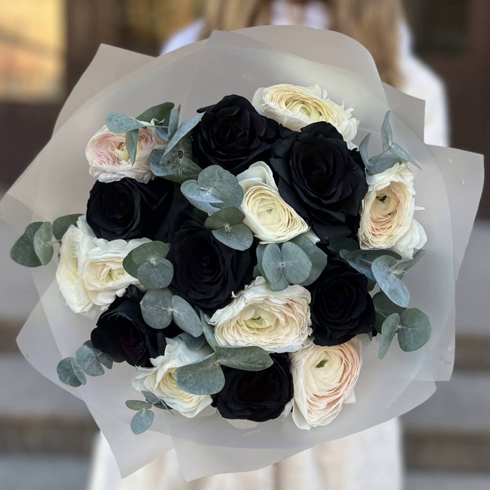 Черные розы с ранункулюсами