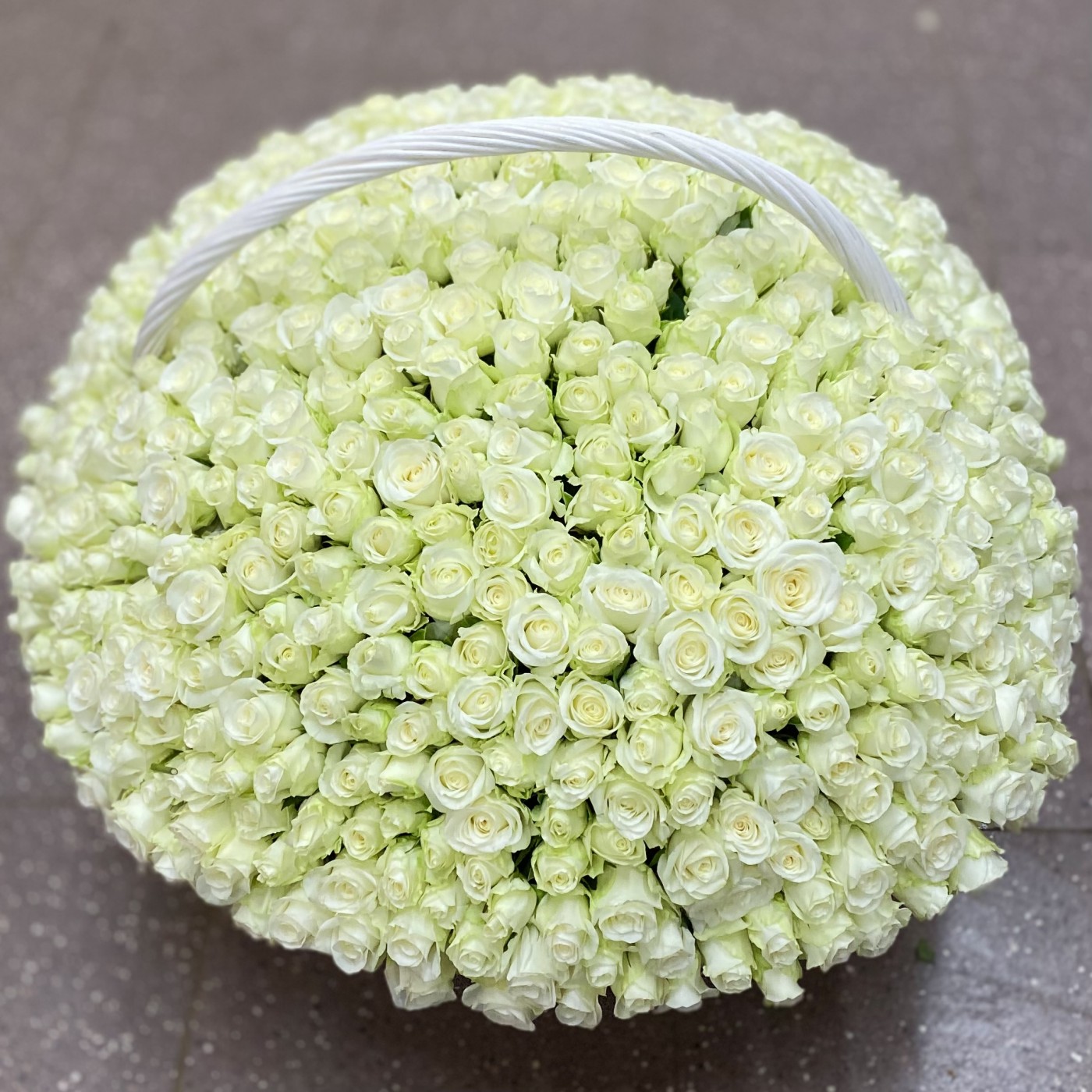 501 белая роза в корзине