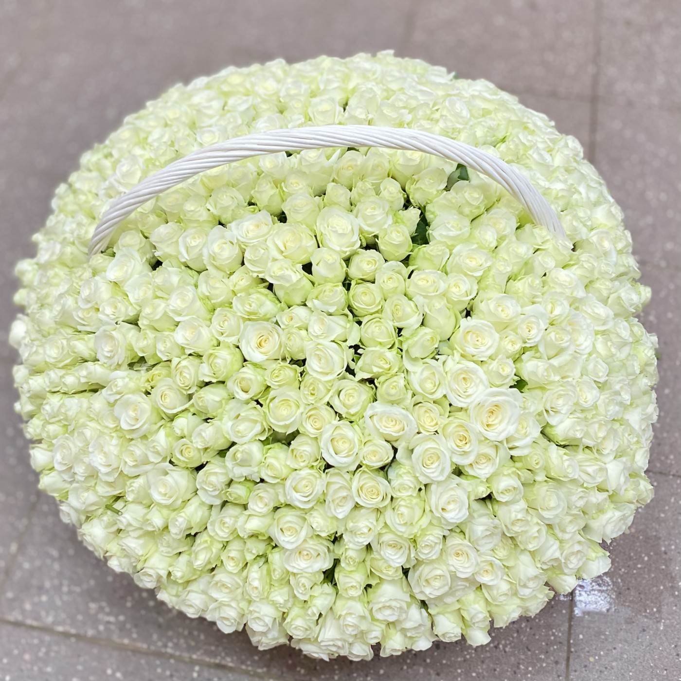 501 белая роза в корзине