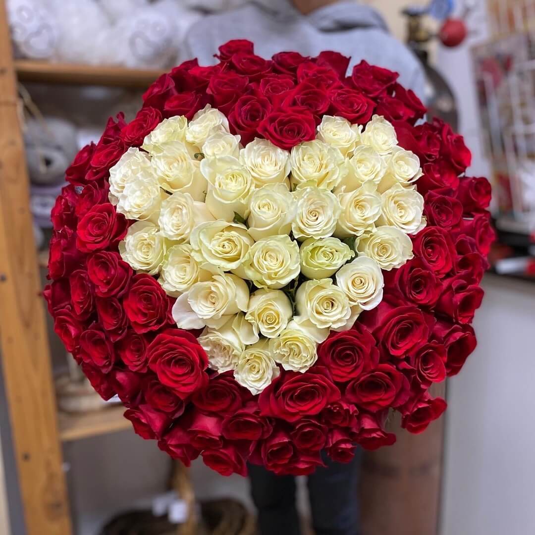Сердце из 101 розы в оформлении