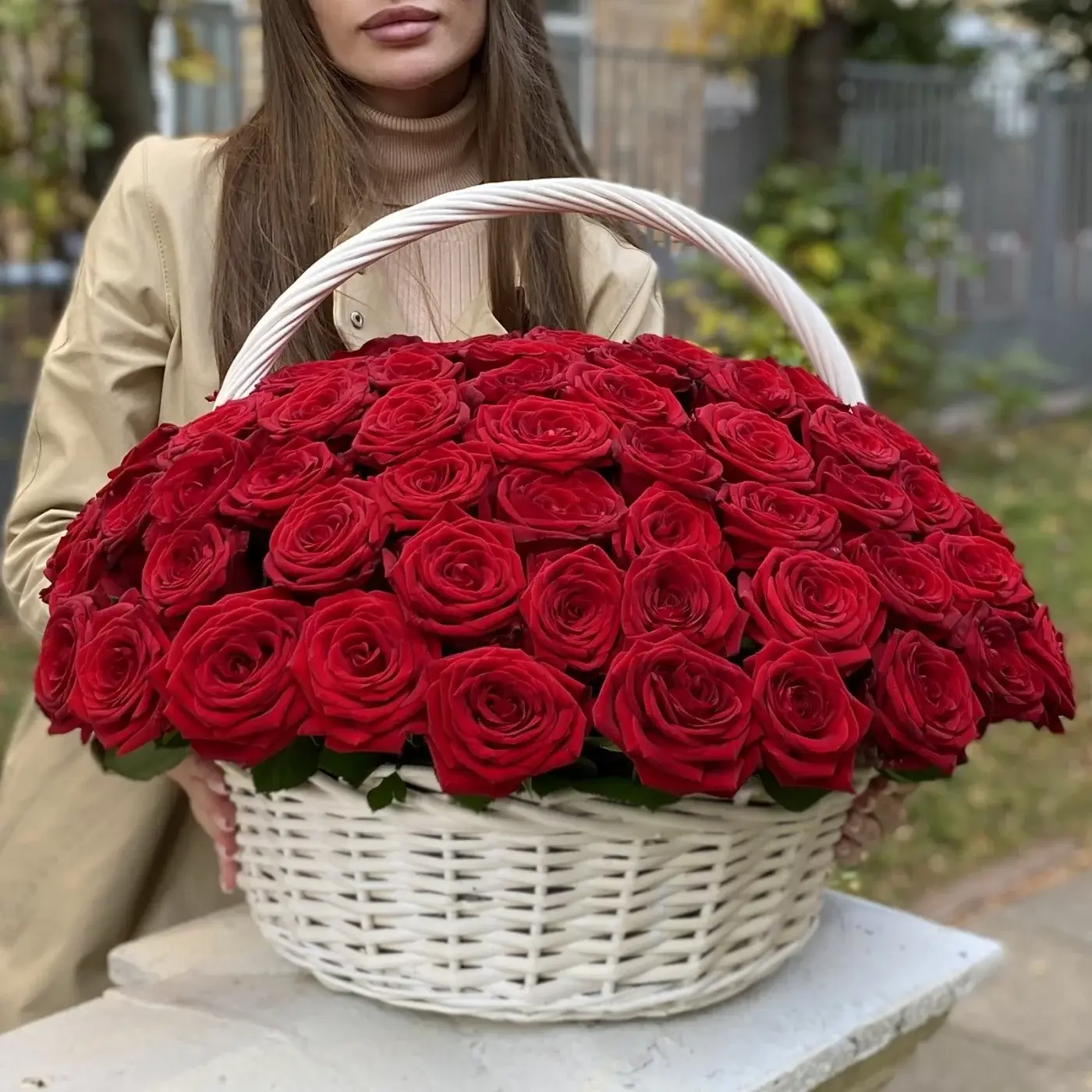 Корзина из 101 красной розы