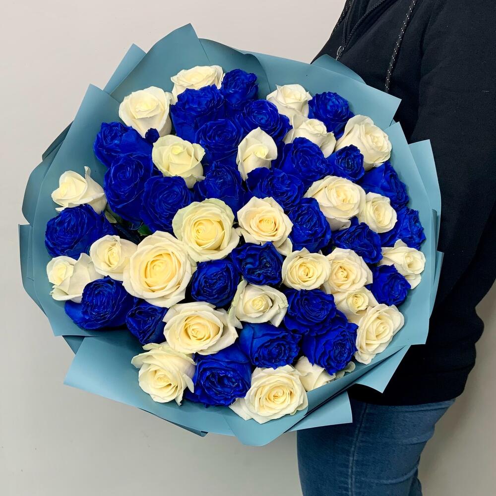 Букет из 51 синей и белой розы Эквадор