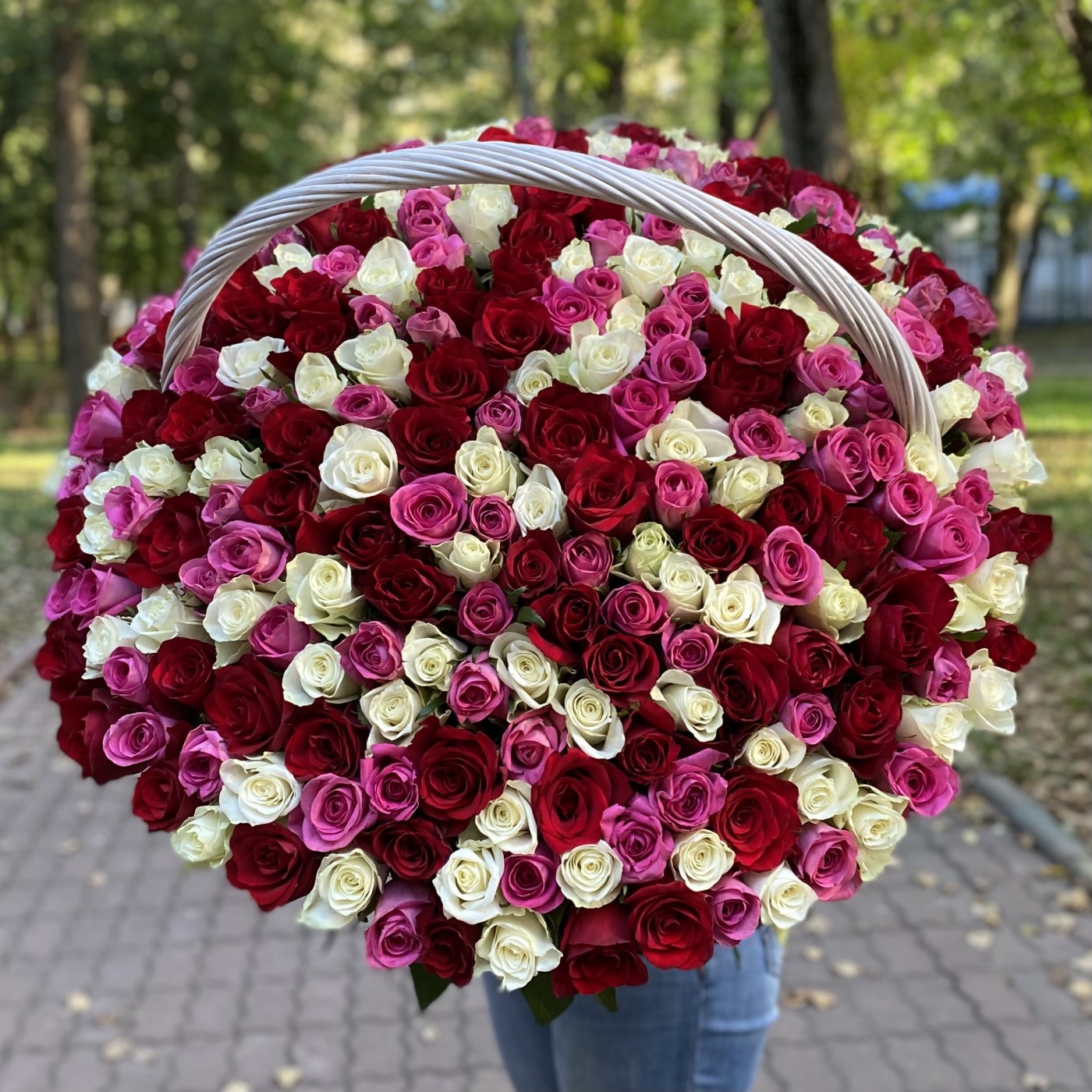 301 роза МИКС в корзине