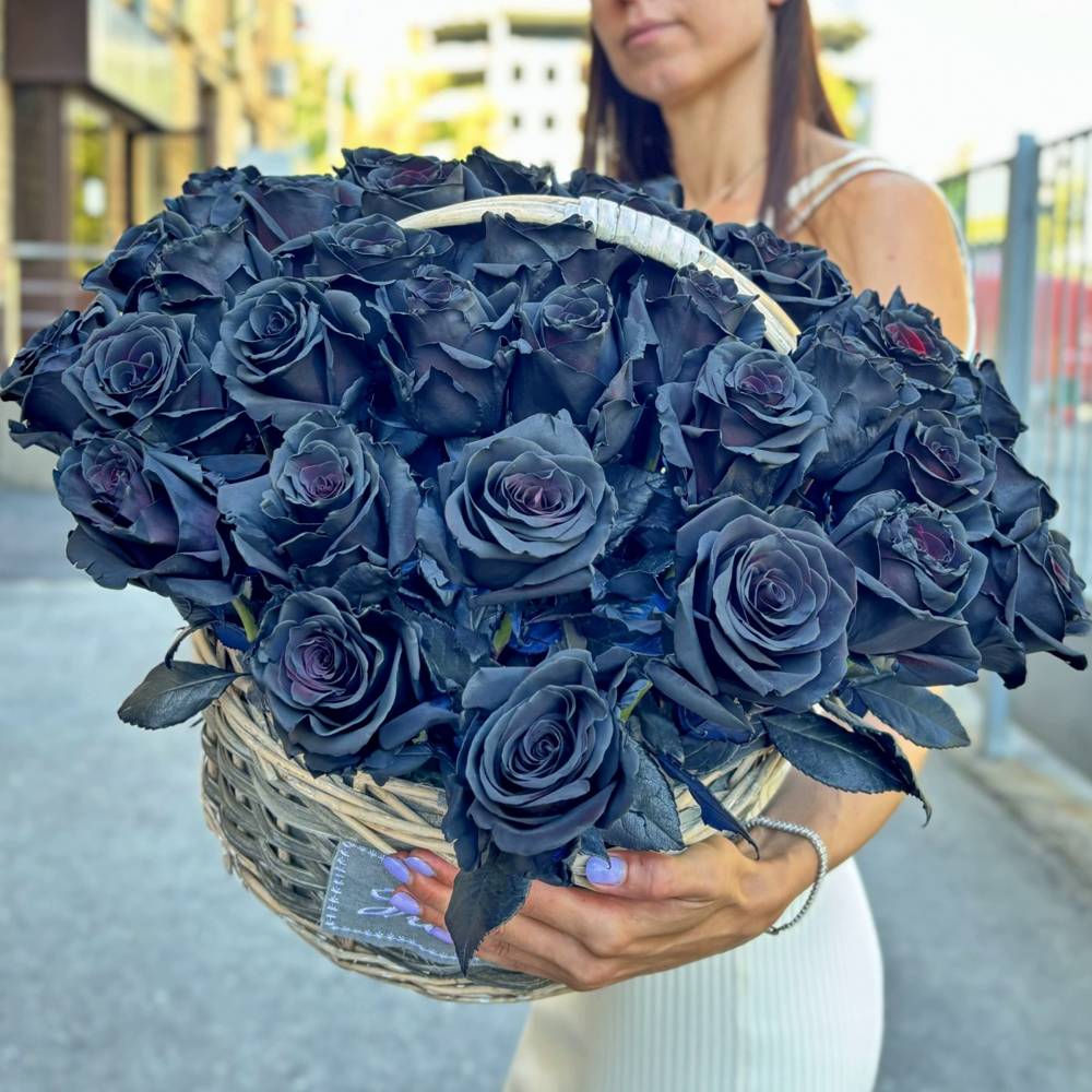 Корзина из 51 черной розы