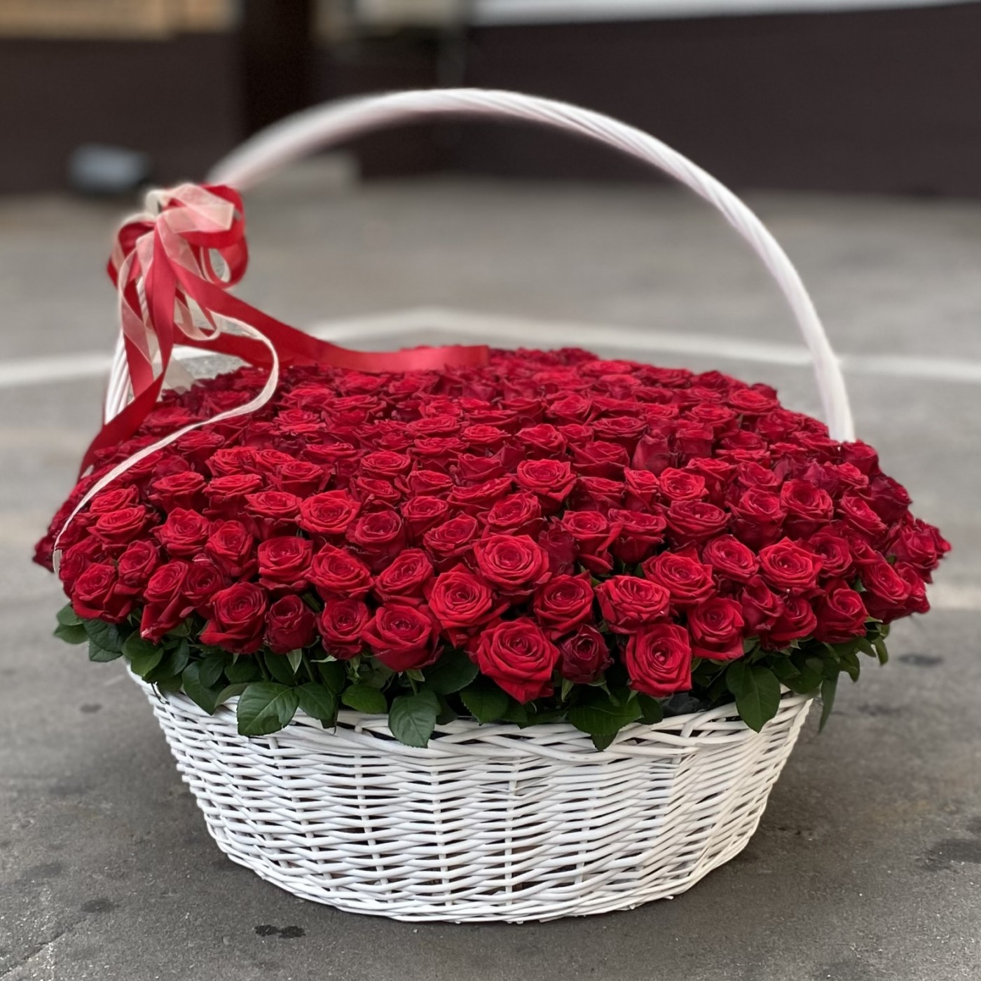 301 красная роза в корзине