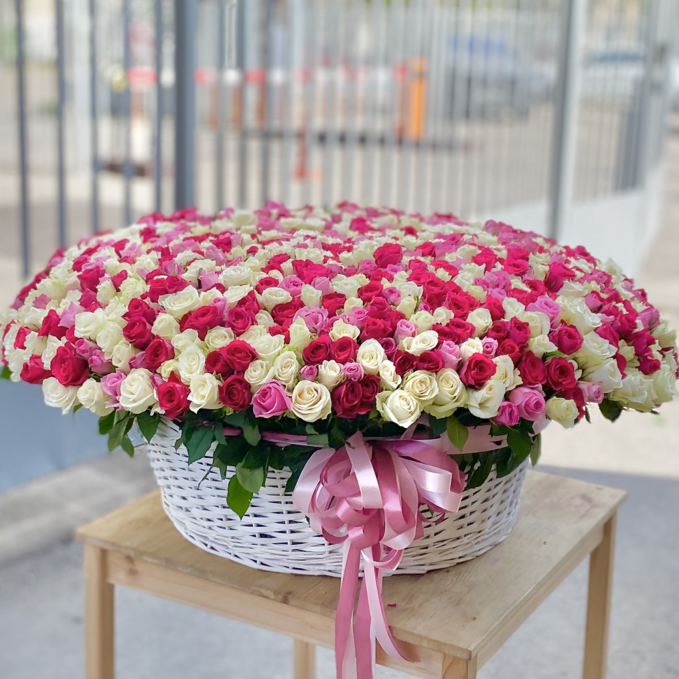 Шикарная, большая корзина из 1001 розы.