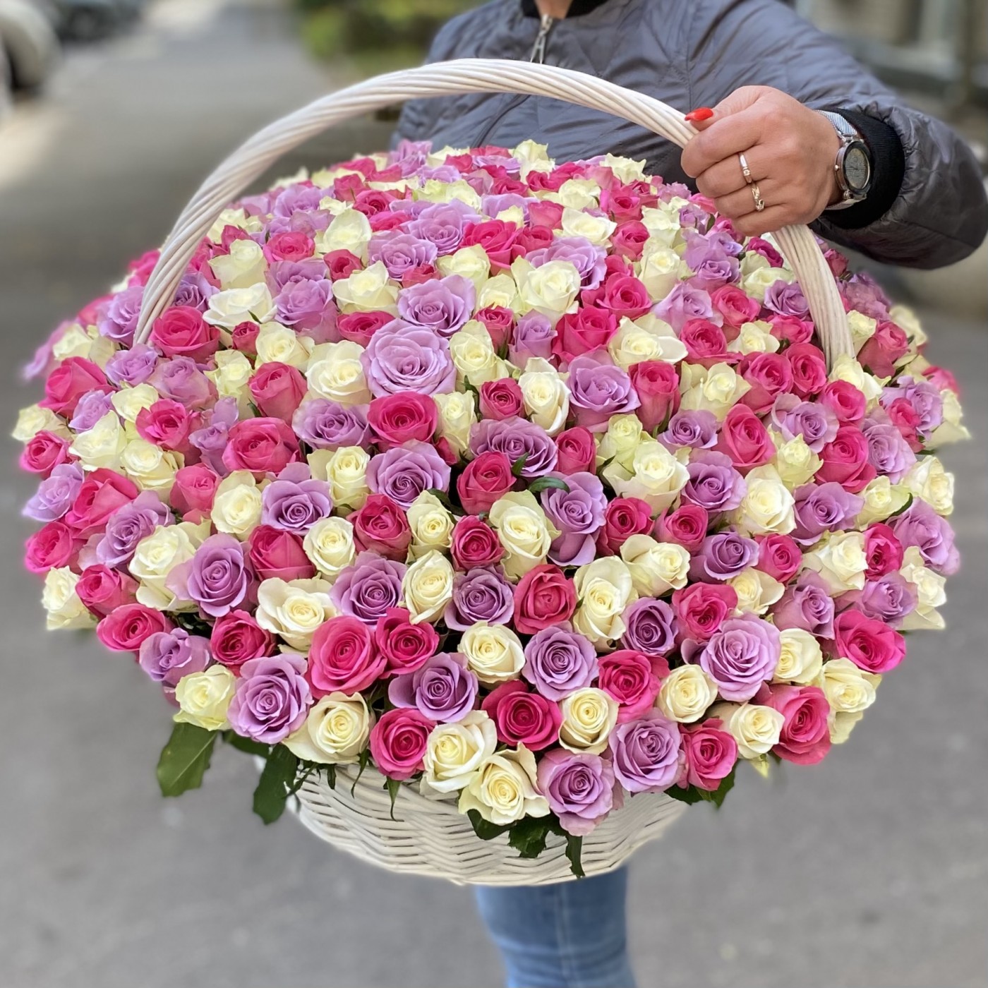 301 роза Нежный МИКС в корзине