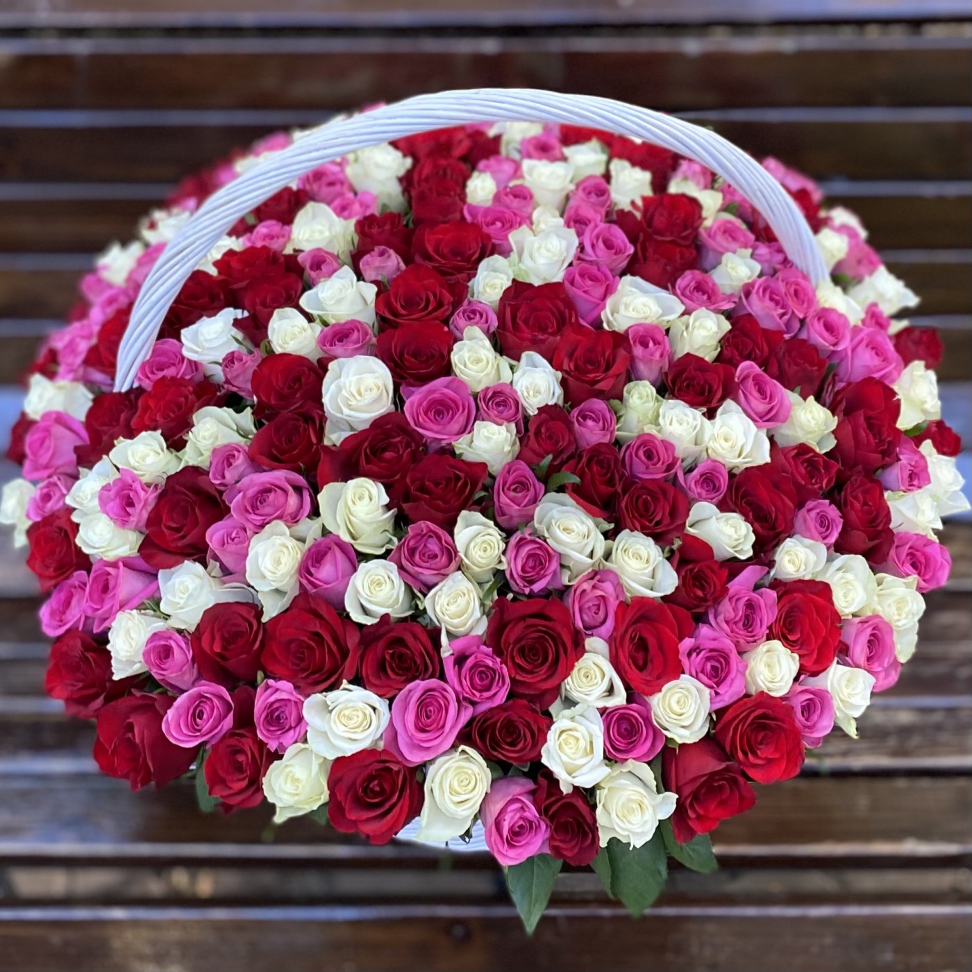 301 роза МИКС в корзине