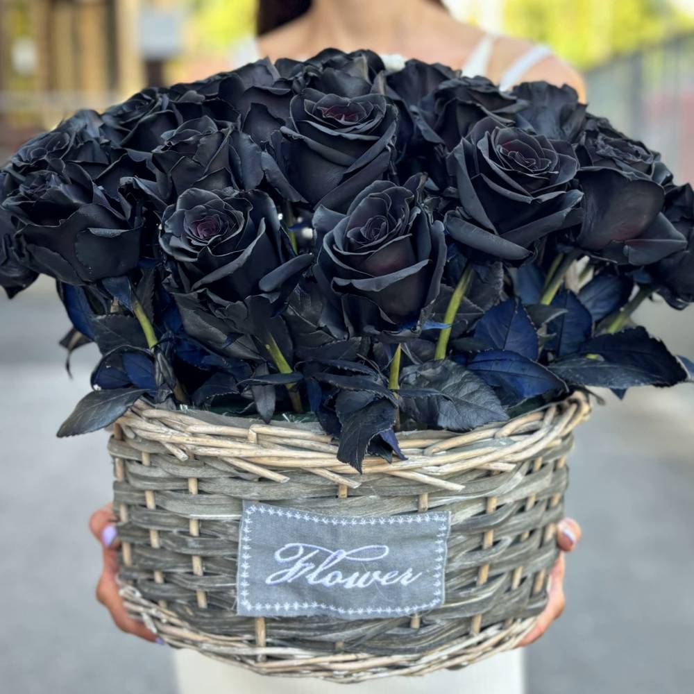Корзина из 51 черной розы