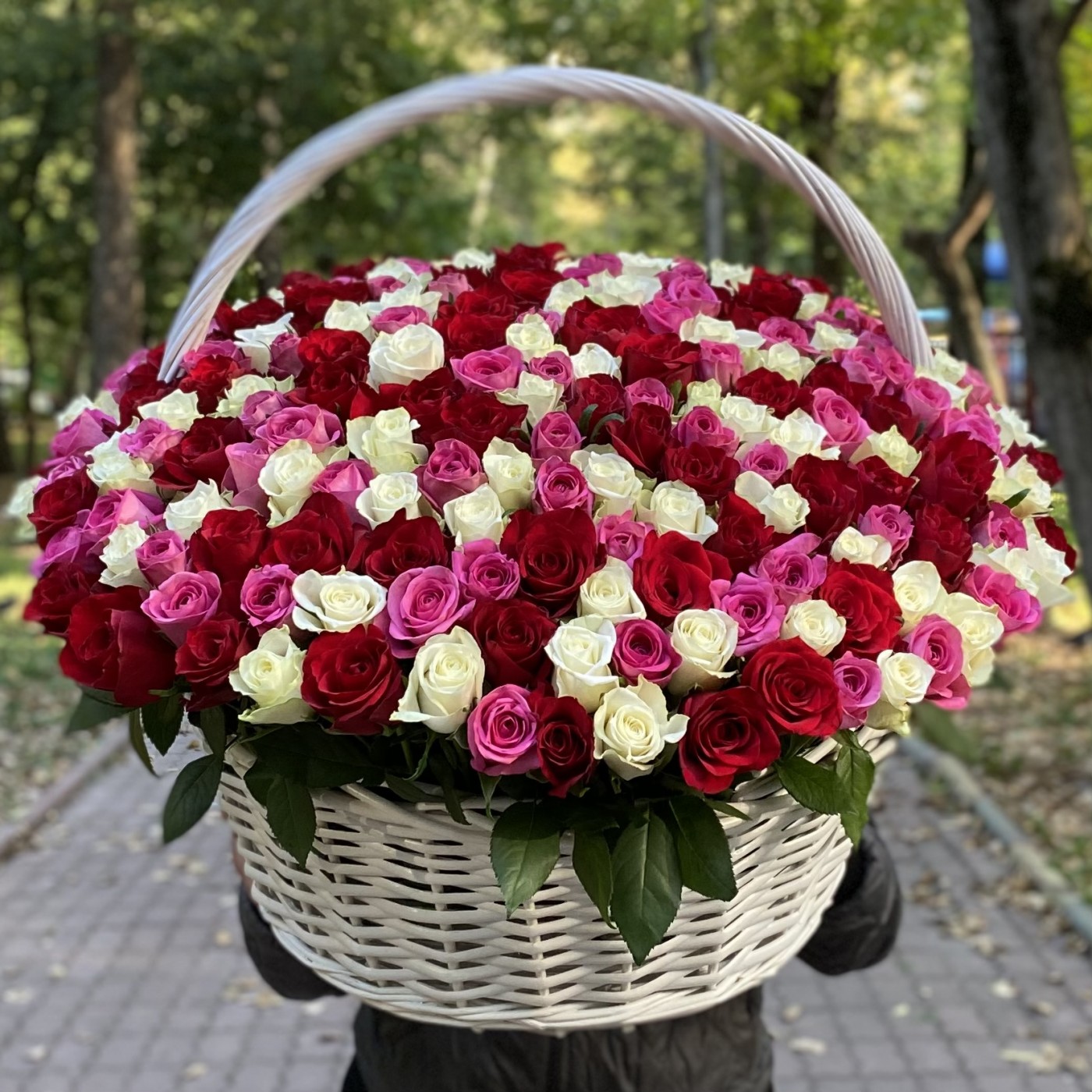 301 роза МИКС в корзине