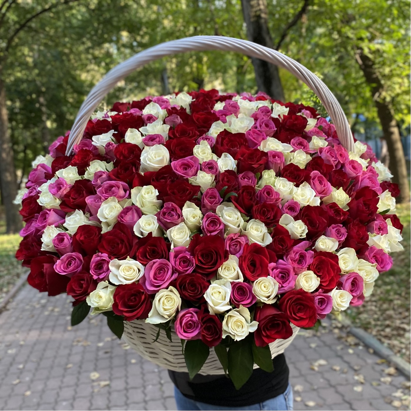 301 роза МИКС в корзине