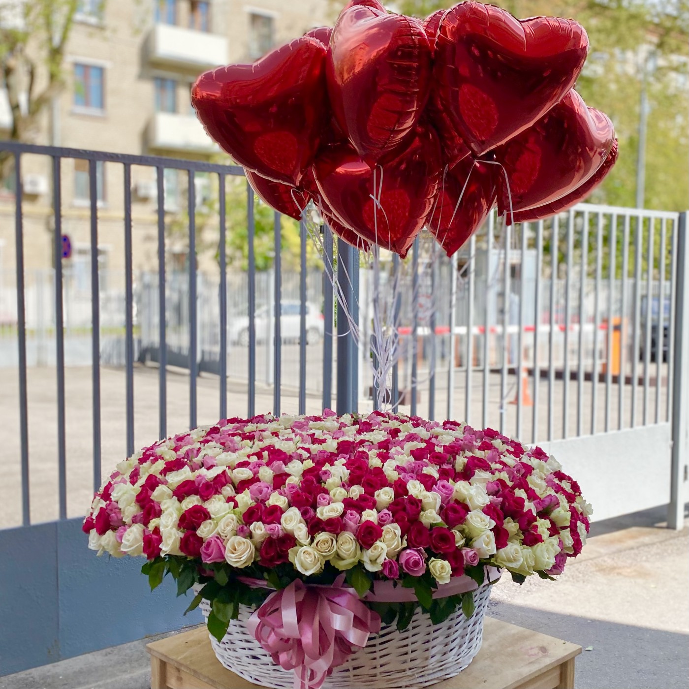 Шикарная, большая корзина из 1001 розы.