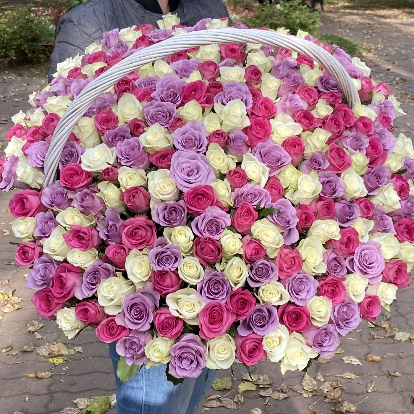 301 роза Нежный МИКС в корзине