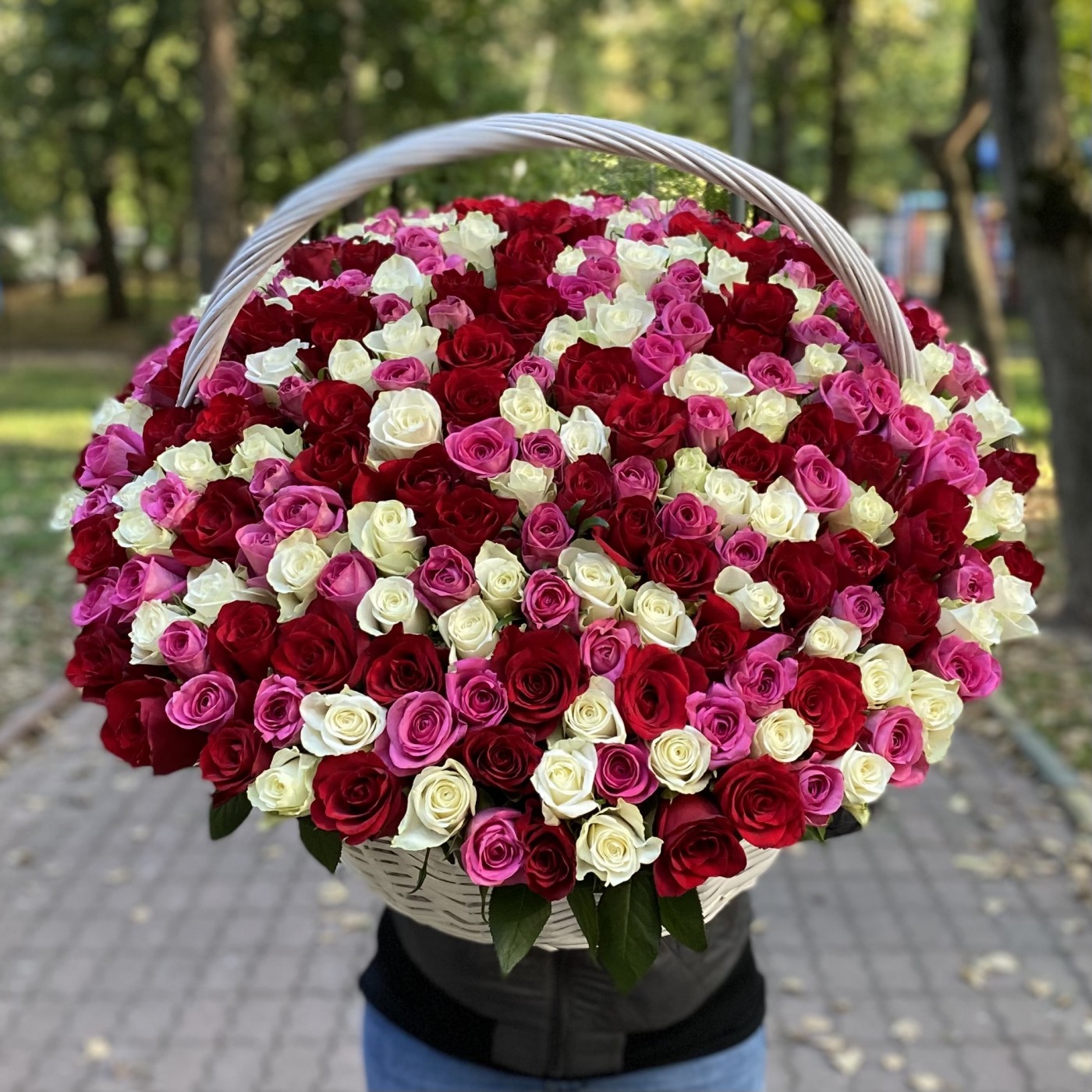 301 роза МИКС в корзине