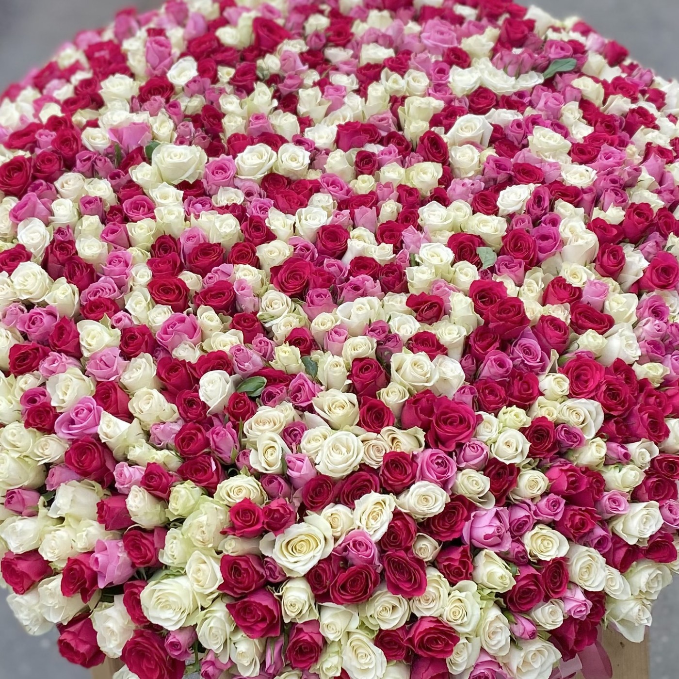 Шикарная, большая корзина из 1001 розы.