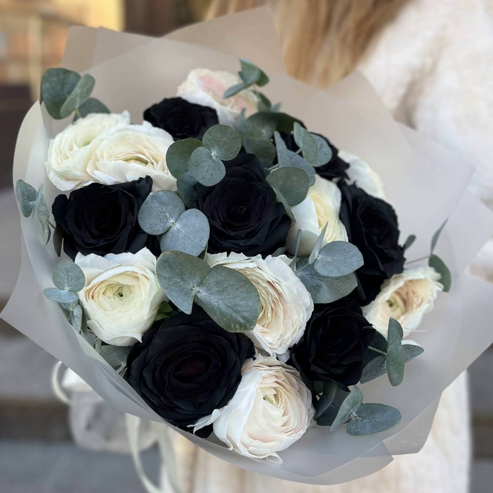Черные розы с ранункулюсами
