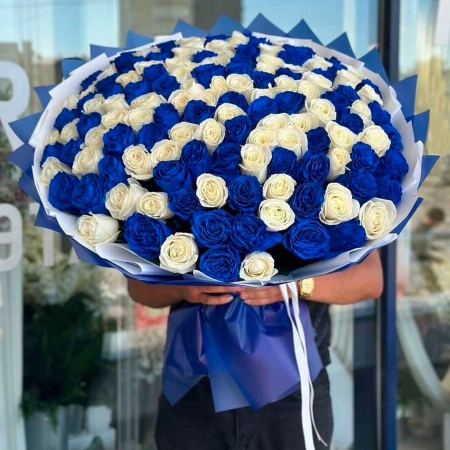 Букет из 101 синей и белой розы Эквадор