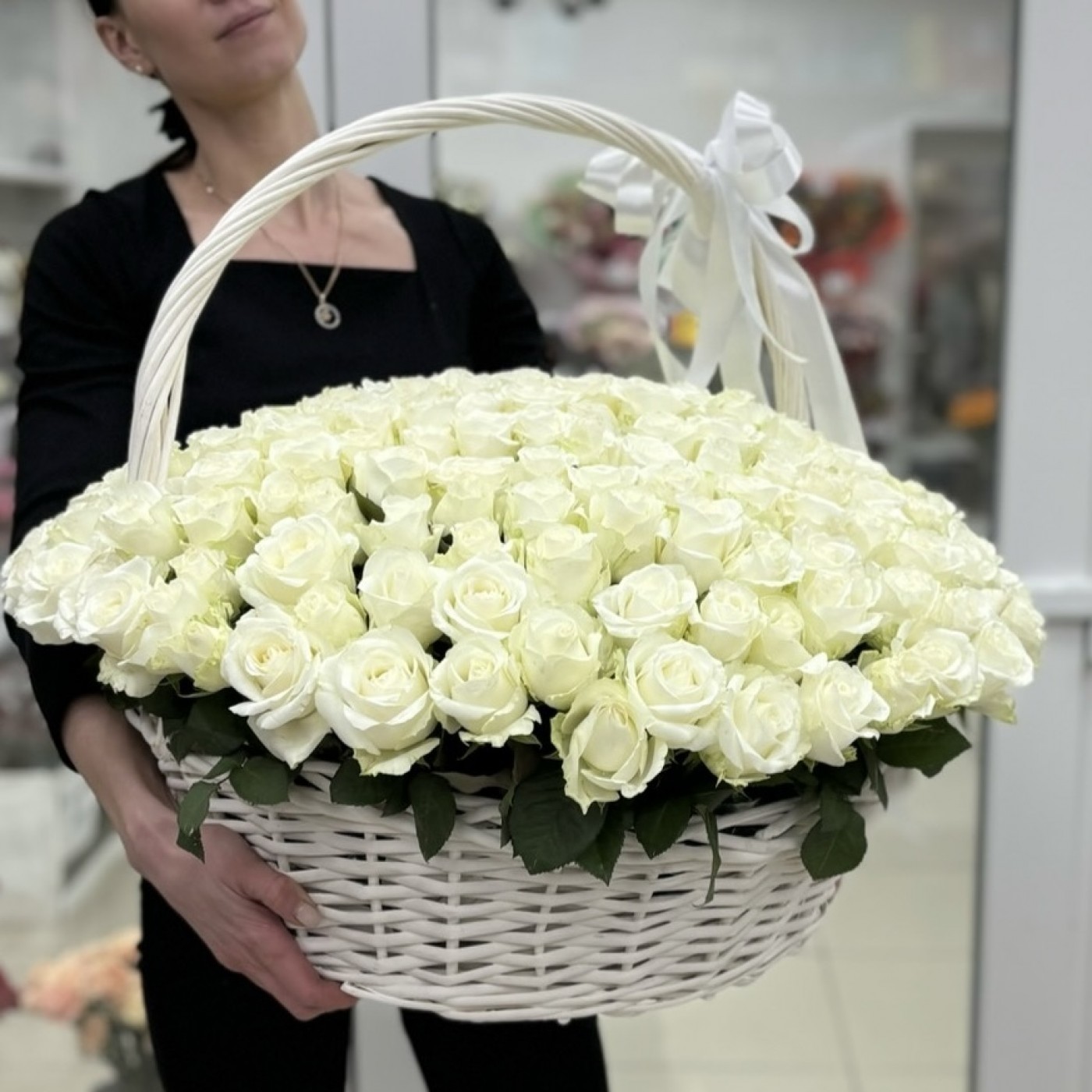 Корзина из 201 белой розы