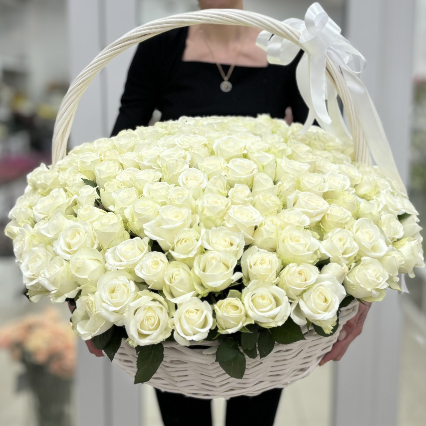 Корзина из 201 белой розы