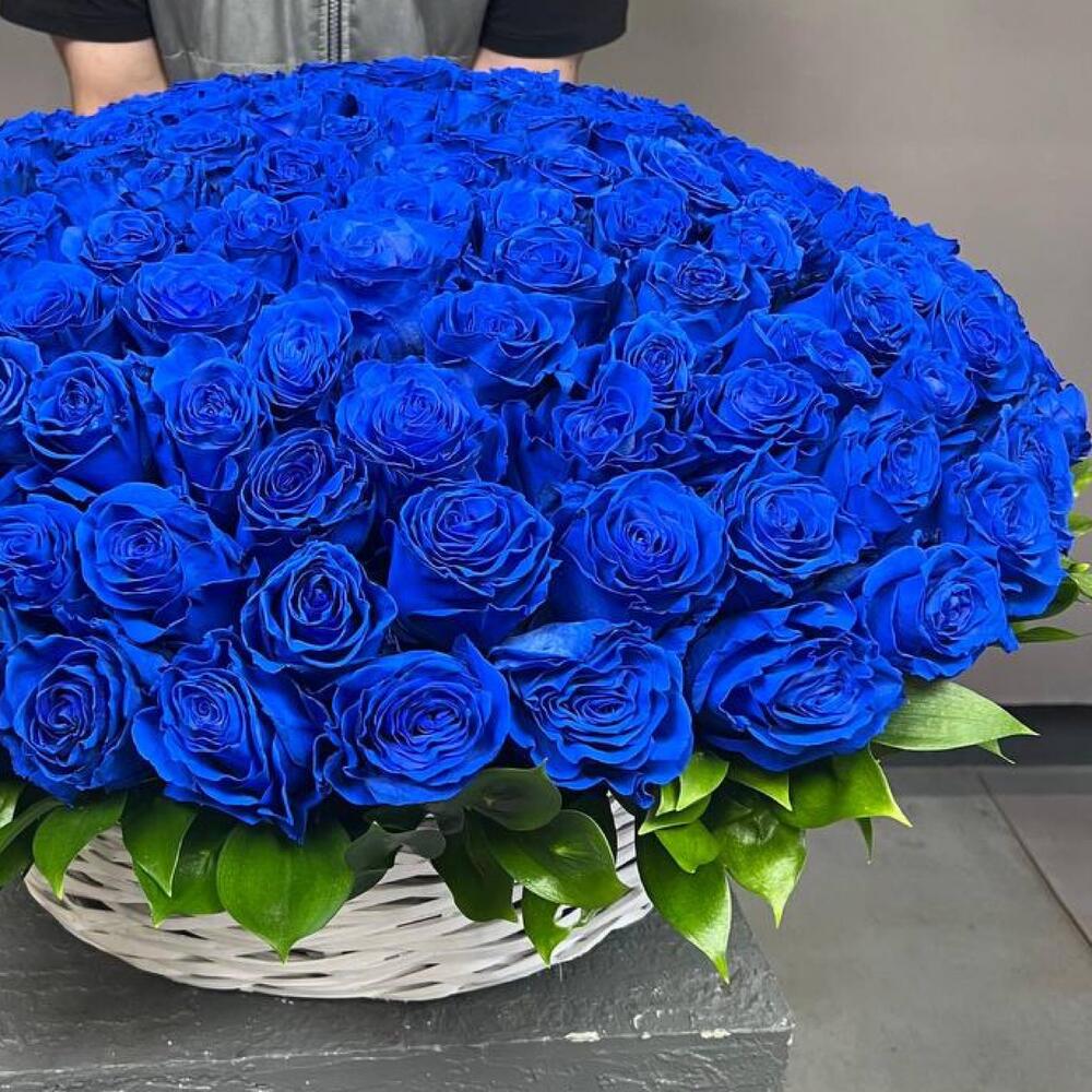 Корзина из 101 синей розы Эквадор