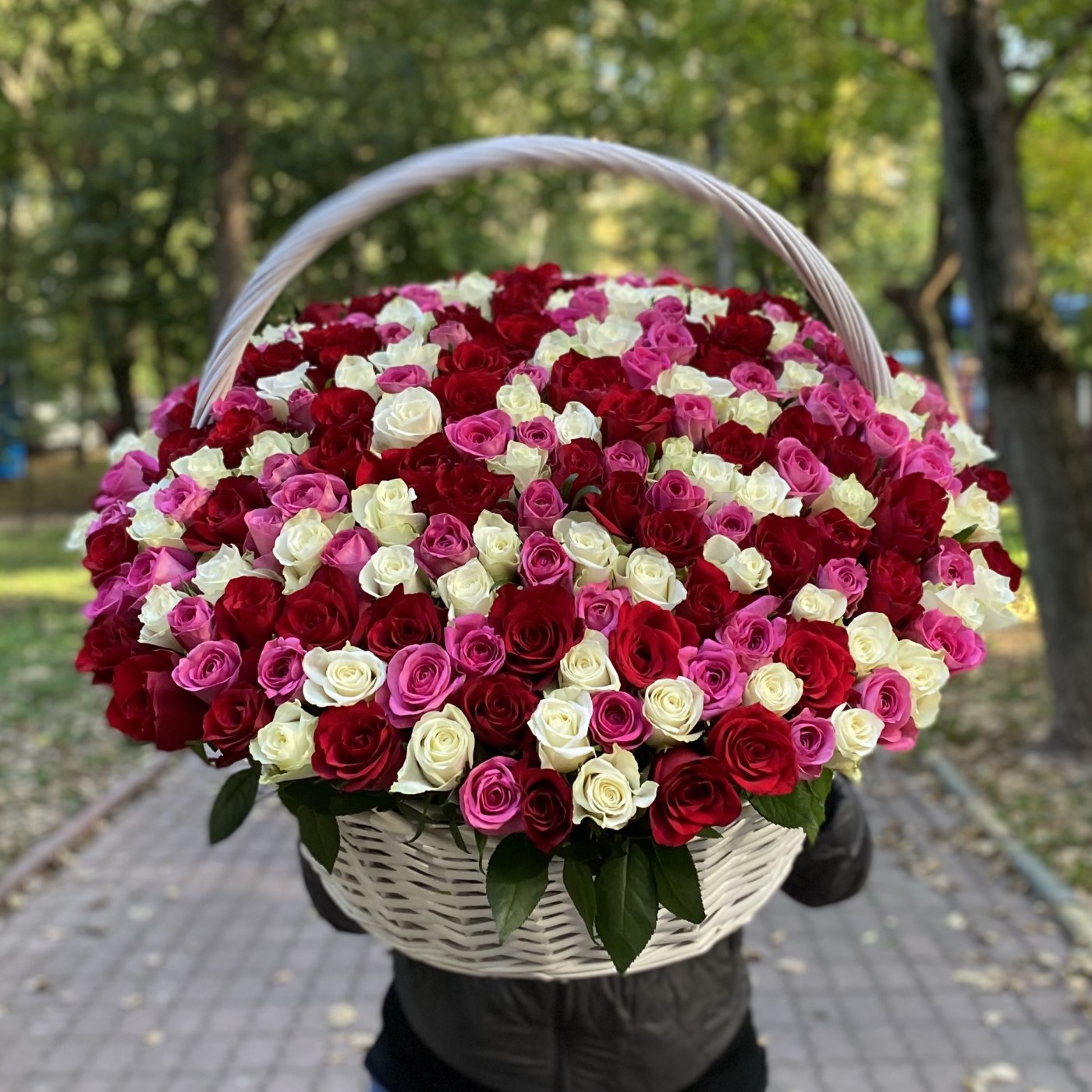 301 роза МИКС в корзине