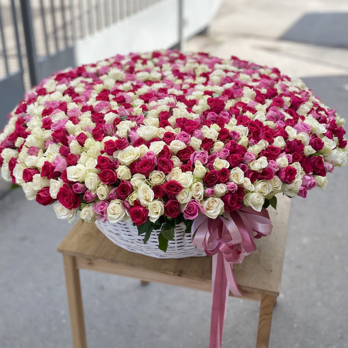 Шикарная, большая корзина из 1001 розы.