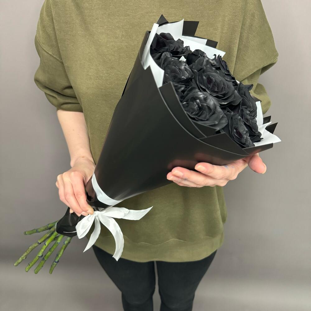 Букет из 9 чёрных роз с эвкалиптом