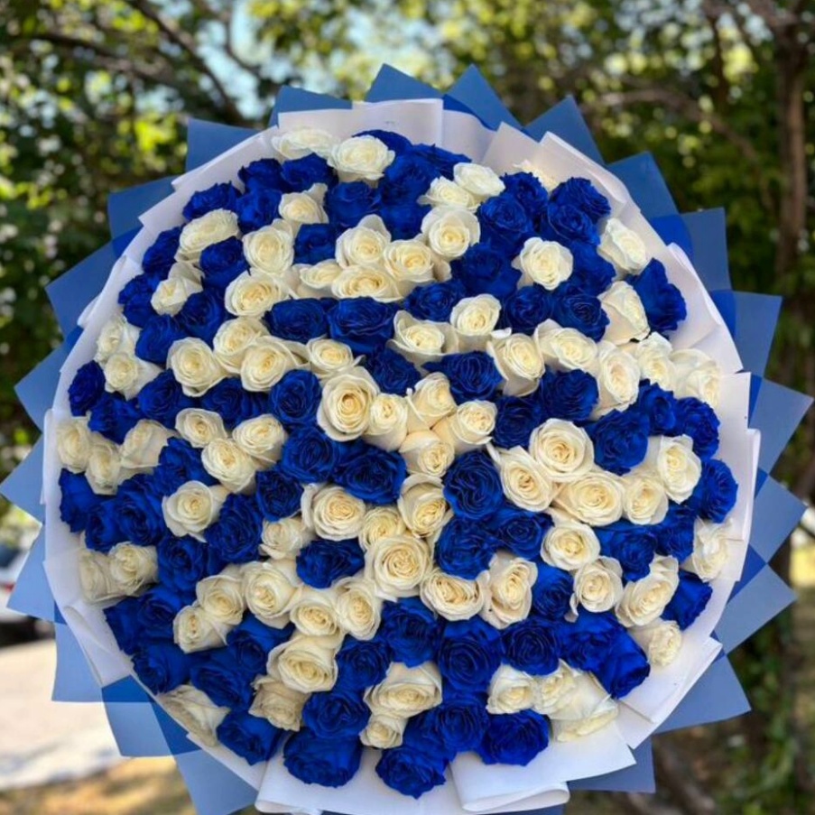 Букет из 101 синей и белой розы Эквадор